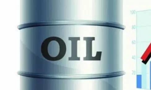 Oil Prices Fall 15% After US Navy Escorts Tanker Through Hormuz Strait