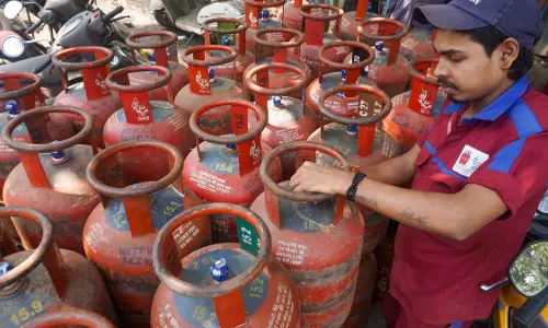 Food Minister Holds Talks on LPG Shortage