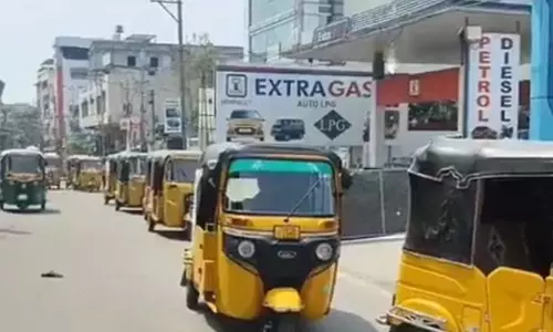 Autos, Cabs Queue Up For Gas Refill