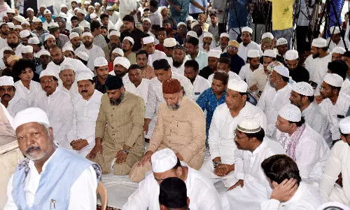 Huge Crowds at Mosques for Jummat-Ul-Wida