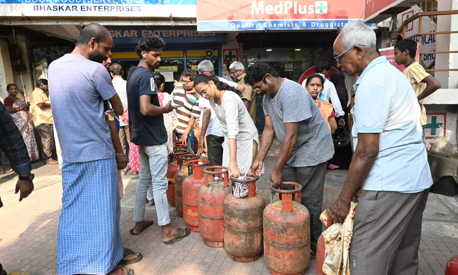 deccanchronicle.com - Vadrevu Srinivas - Gas Bookings Double In East Godavari Amid Shortage Fears