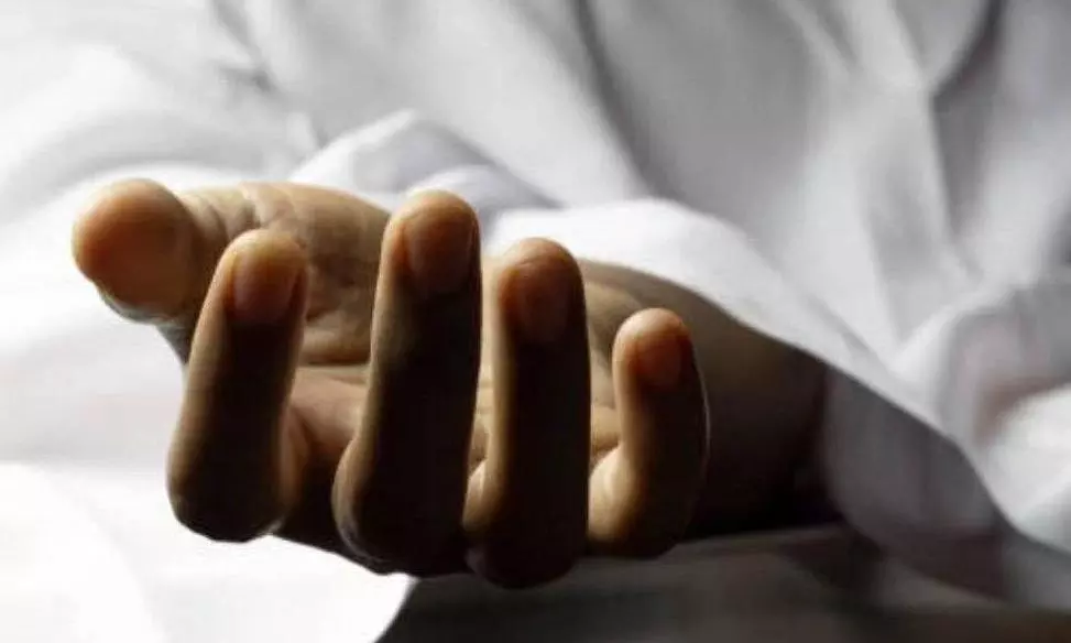 Rajahmundry: Woman Dies, Lover Critical in Suicide Attempt Rajahmundry: Woman Dies, Lover Critical in Suicide Attempt