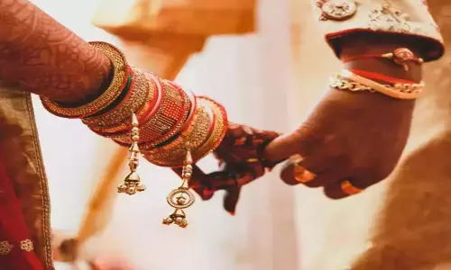 UP: Newly-Wed Woman Flees Bus Stand As Husband Goes To Buy Snacks UP: Newly-Wed Woman Flees Bus Stand As Husband Goes To Buy Snacks
