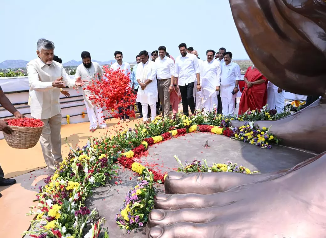 Andhra CM Unveils 58-Foot Bronze Statue of Potti Sriramulu Andhra CM Unveils 58-Foot Bronze Statue of Potti Sriramulu