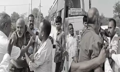 YSR Kadapa: Man Attacks APSRTC Bus Driver For Not Giving Way YSR Kadapa: Man Attacks APSRTC Bus Driver For Not Giving Way