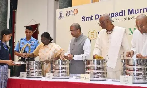 President Droupadi Murmu  Serves Akshaya Patra’s 5 Billionth Meal