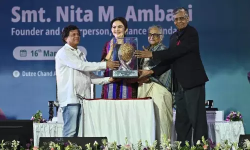 Nobel laureate Mohan Munasinghe Presents Nita Ambani KISS Humanitarian Award 2025 Nobel laureate Mohan Munasinghe Presents Nita Ambani KISS Humanitarian Award 2025