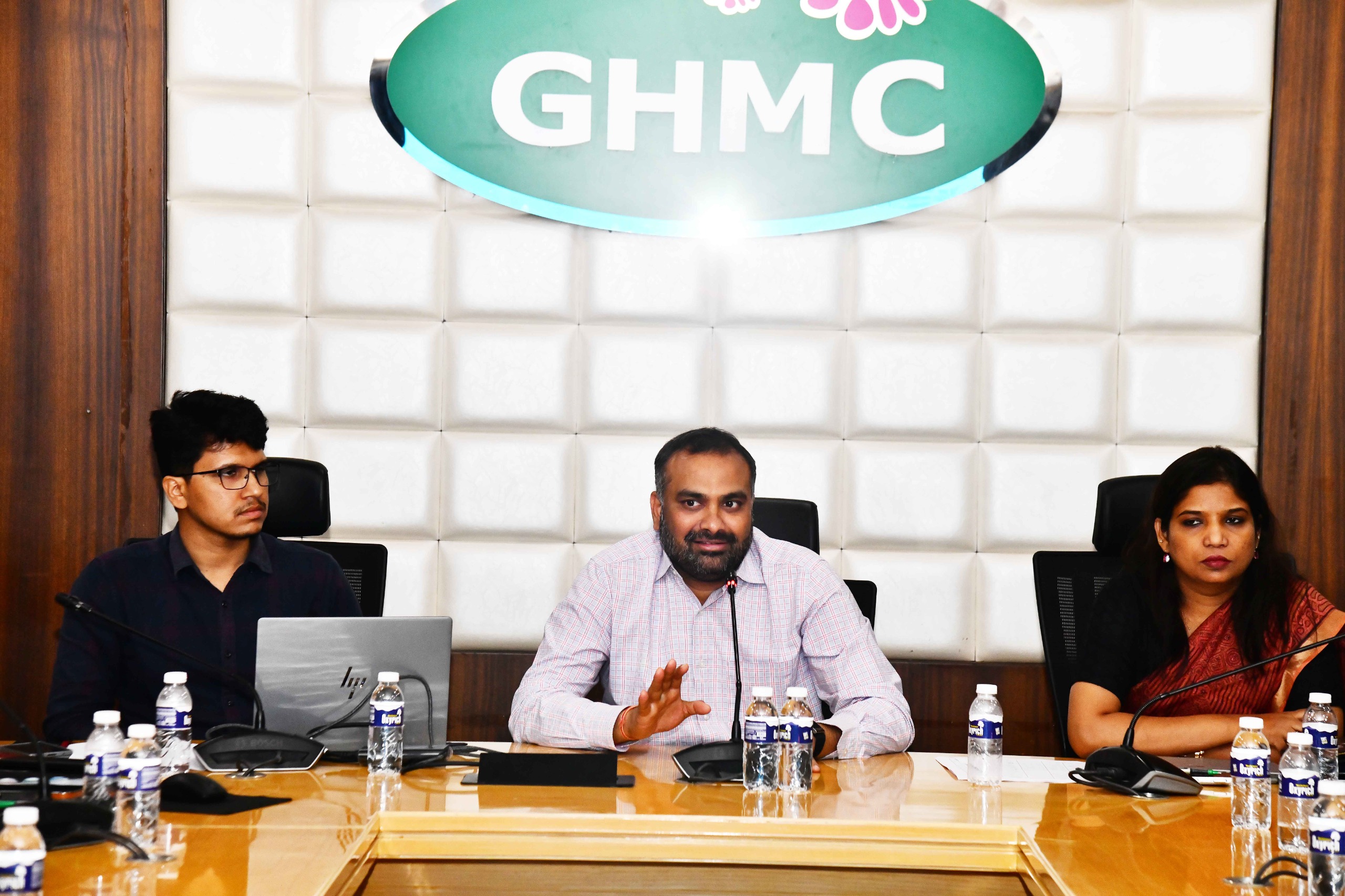 Gmk Rajhamohan GHMC Chief Wants Major Roads Clean by 9.30 AM