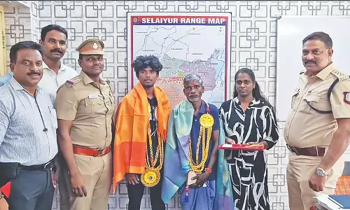 Cops Honour Labourer Who Returned Bag With Gold Jewels Found on Road