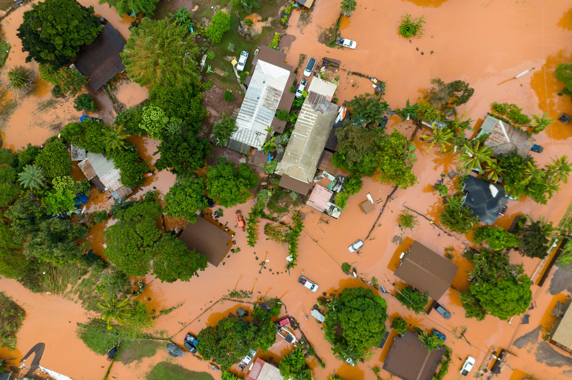 Floods Batter Hawaii; 5,500 Evacuated as Dam Failure Feared