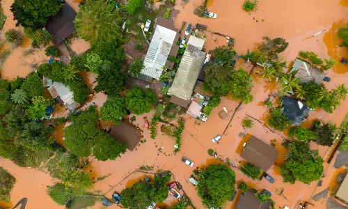 Floods Batter Hawaii; 5,500 Evacuated as Dam Failure Feared
