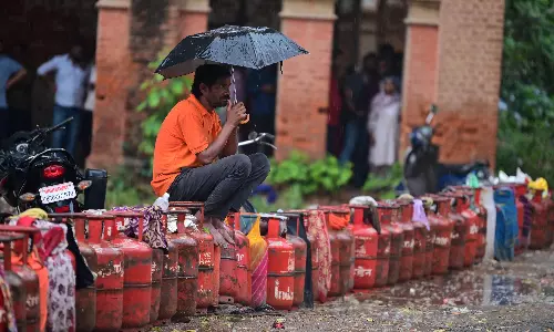 74 LPG Cylinders Seized from Hoarders in Delhi’s Mahipalpur