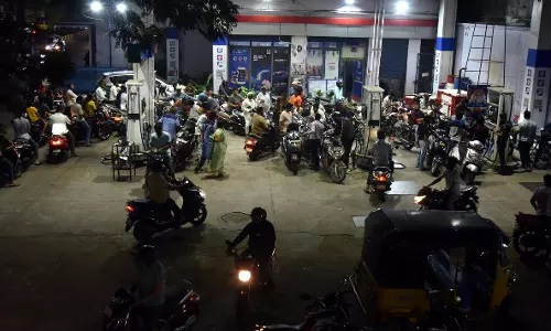 Hyderabad Sees Fuel Shortage; Commuters Make A Dash From One Bunk To Other
