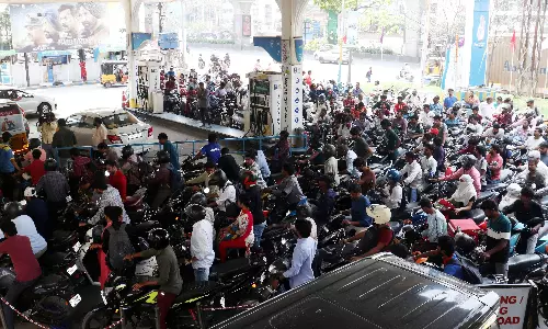 Commuters Fill Up Tanks Out of Fear Commuters Fill Up Tanks Out of Fear