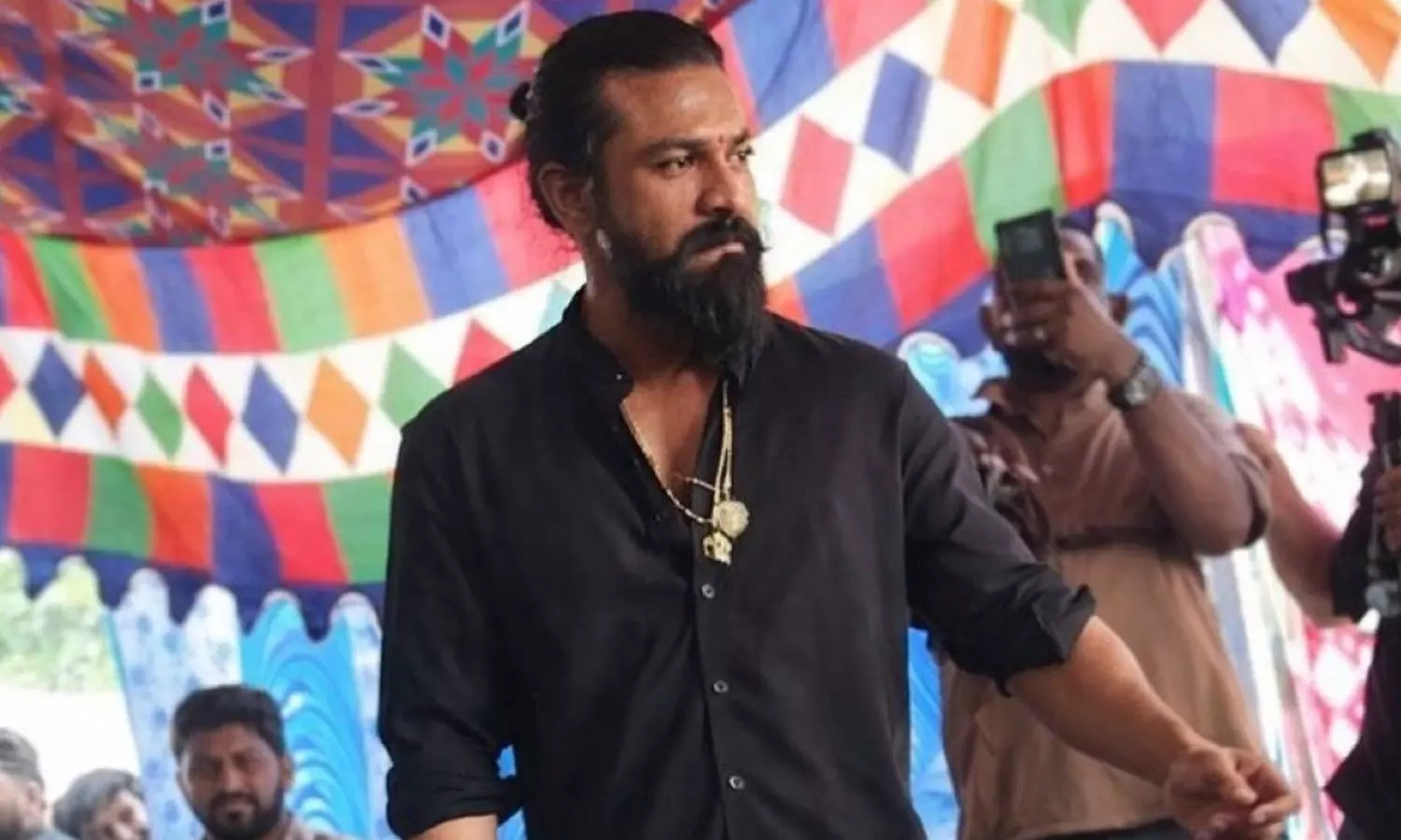 Ram Charan Greets Fans on Sets After Injury, Reassures All Ram Charan Greets Fans on Sets After Injury, Reassures All