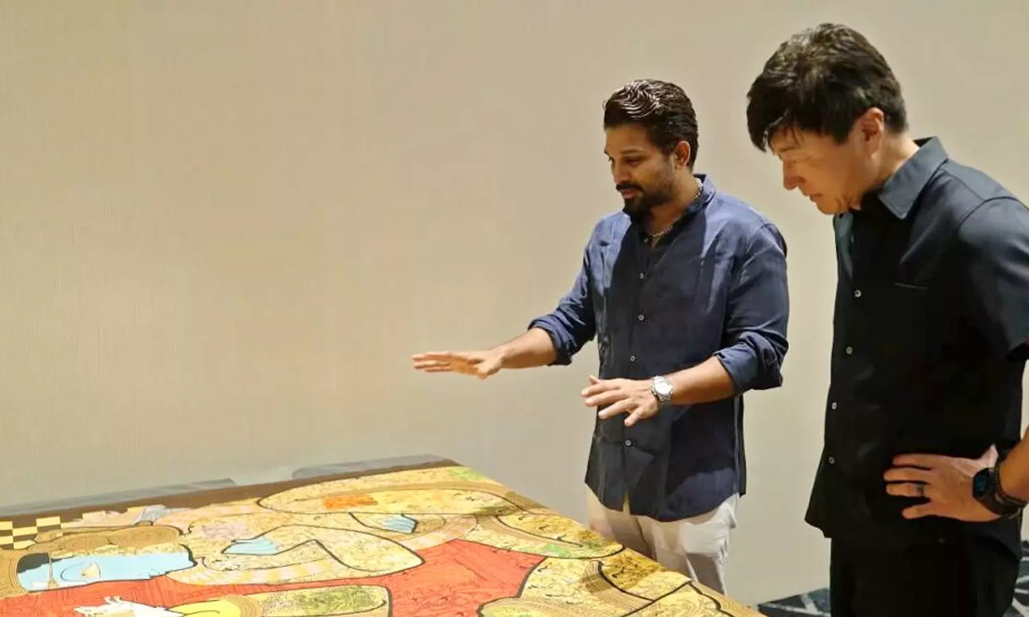 Allu Arjun Gifts Epic Ramayana Painting To Japanese CEO Allu Arjun Gifts Epic Ramayana Painting To Japanese CEO