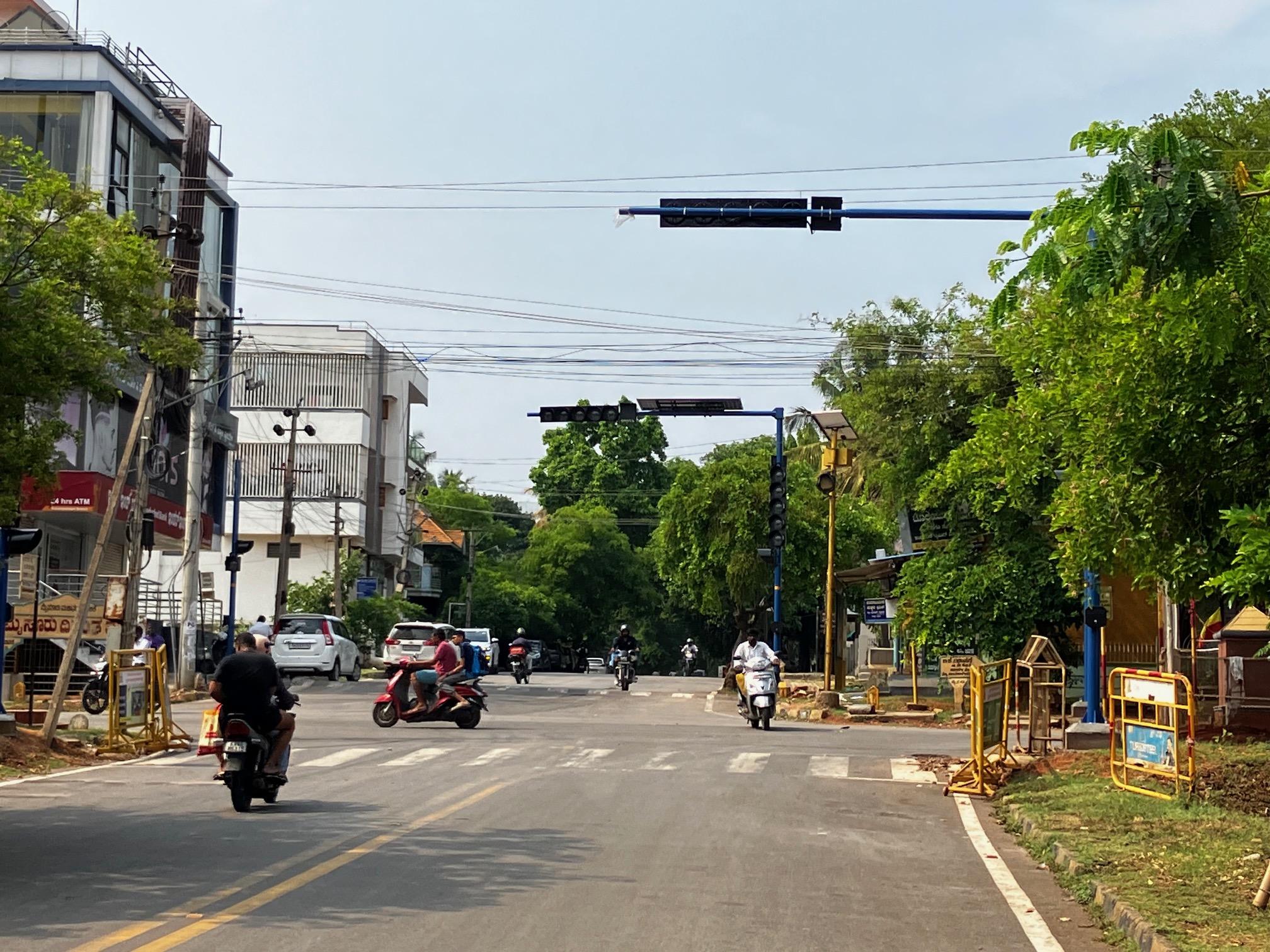 Traffic Signals in Close Proximity Make Rides on Mysuru City Roads Tough For Commuters