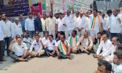 Congress Stages ‘Rasta Roko’ In Jangaon Over Remarks Against Srihari Congress Stages ‘Rasta Roko’ In Jangaon Over Remarks Against Srihari