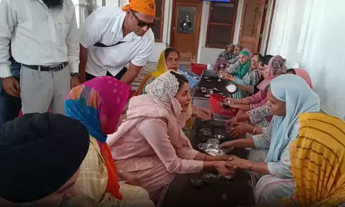 Priyanka Chopra Offers Prayers, ‘Seva’ at Golden Temple