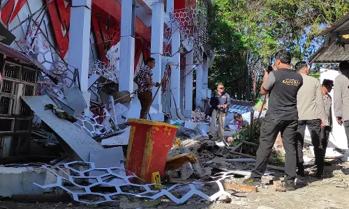 Indonesia Earthquake Kills 1, Triggers Small Tsunami