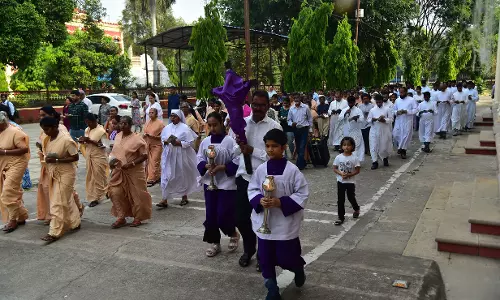 From Kolkata to Delhi, Devotees Commemorate Jesus Christs Sacrifice on Good Friday From Kolkata to Delhi, Devotees Commemorate Jesus Christs Sacrifice on Good Friday