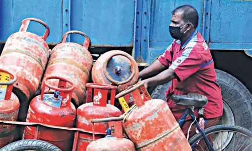Jugaad Rekindles Kitchen Flames Amidst LPG Crisis Jugaad Rekindles Kitchen Flames Amidst LPG Crisis