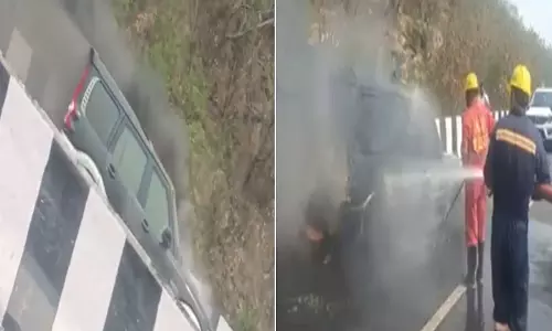 Vijayawada: SUV Gutted On Kanakadurga Flyover Vijayawada: SUV Gutted On Kanakadurga Flyover