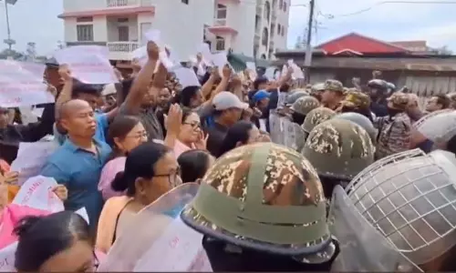 Tension Continues to Rock Manipur as Protesters Try to Storm CM’s Bungalow Tension Continues to Rock Manipur as Protesters Try to Storm CM’s Bungalow