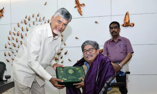 CM Meets Godavari River Management Board Chief, Reviews Water Management CM Meets Godavari River Management Board Chief, Reviews Water Management