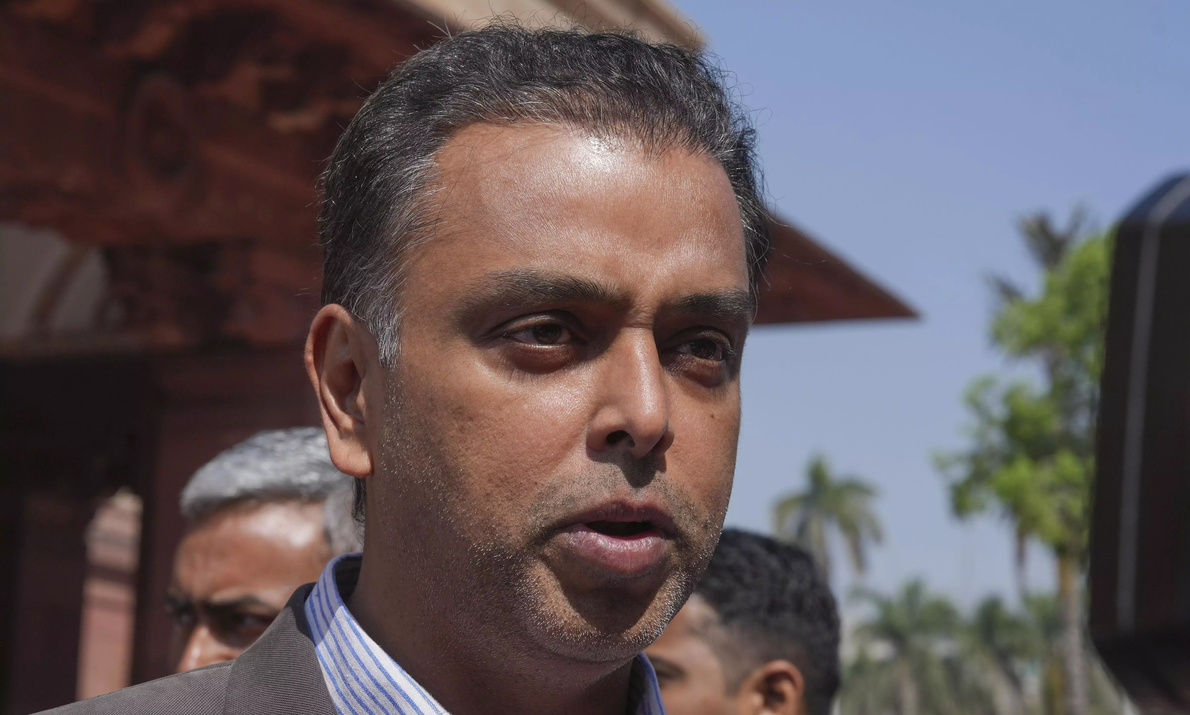 Congress Slams Deora, Says Senior Party Leaders Attended Bhosle’s Funeral Congress Slams Deora, Says Senior Party Leaders Attended Bhosle’s Funeral