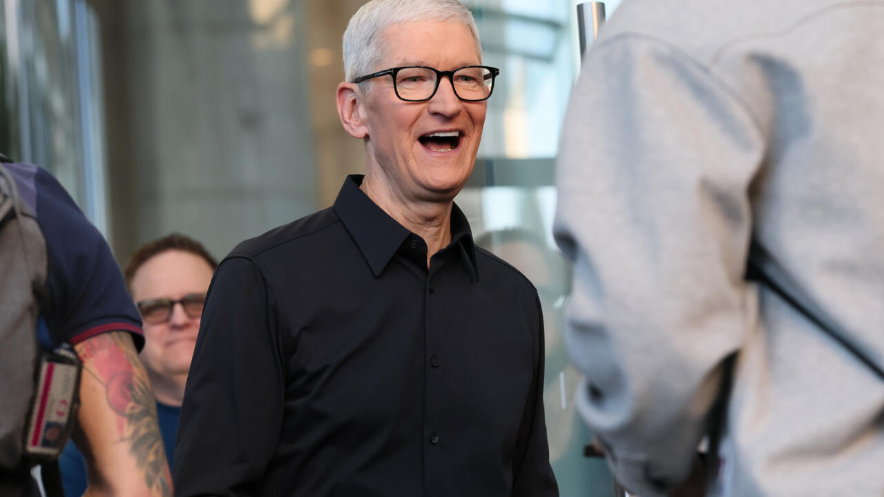 Apple CEO Cook Is Lauded By Investors As He Prepares For New Role