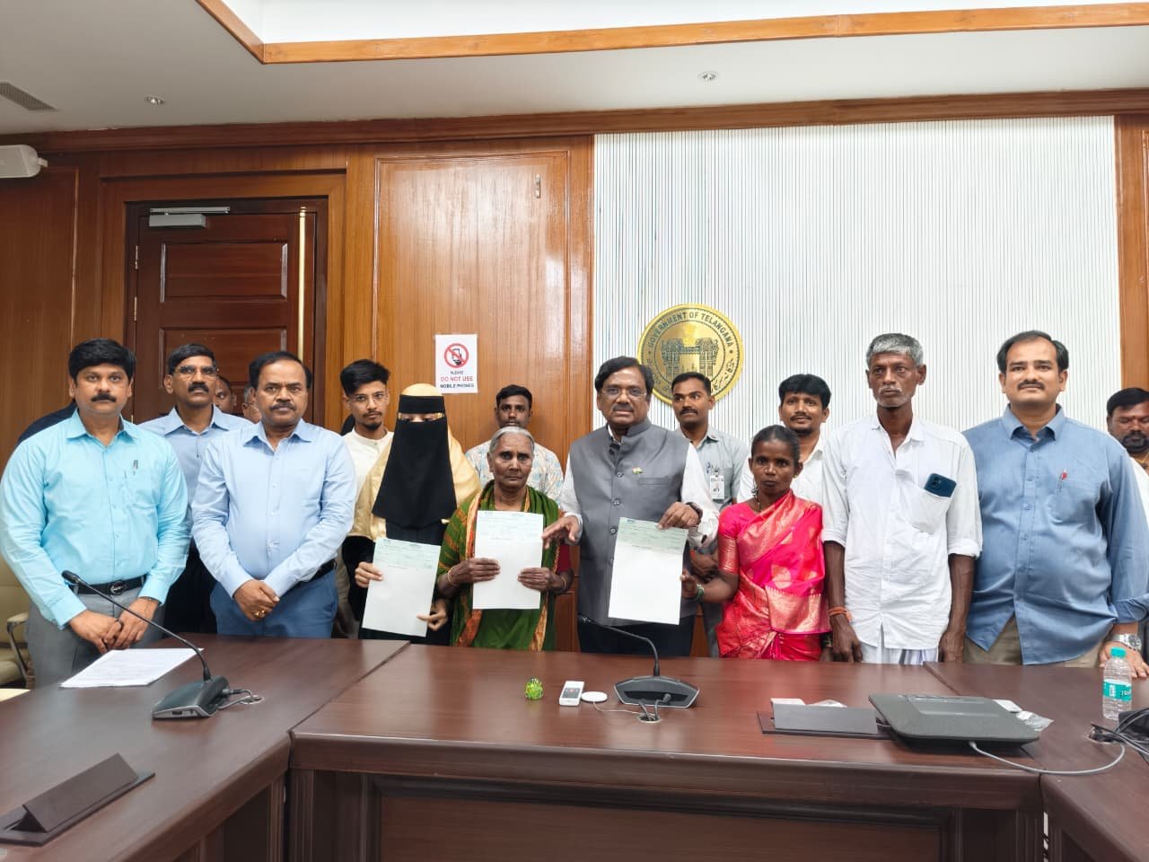 Minister Hands Over Cheques Worth Rs 5 Lakh Each to Kin of Deceased Gig Workers