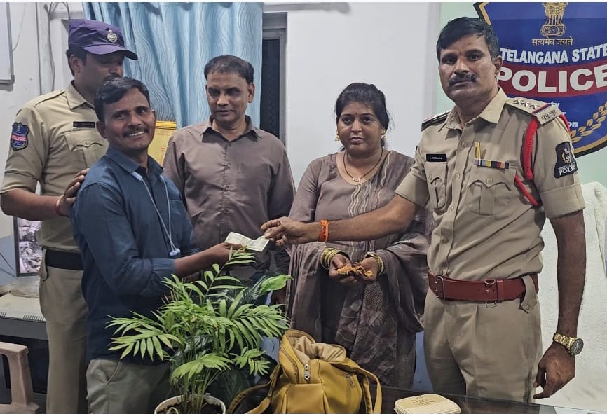 Auto Driver Wins Accolades in Hyderabad for Returning Bag with Gold, Cash