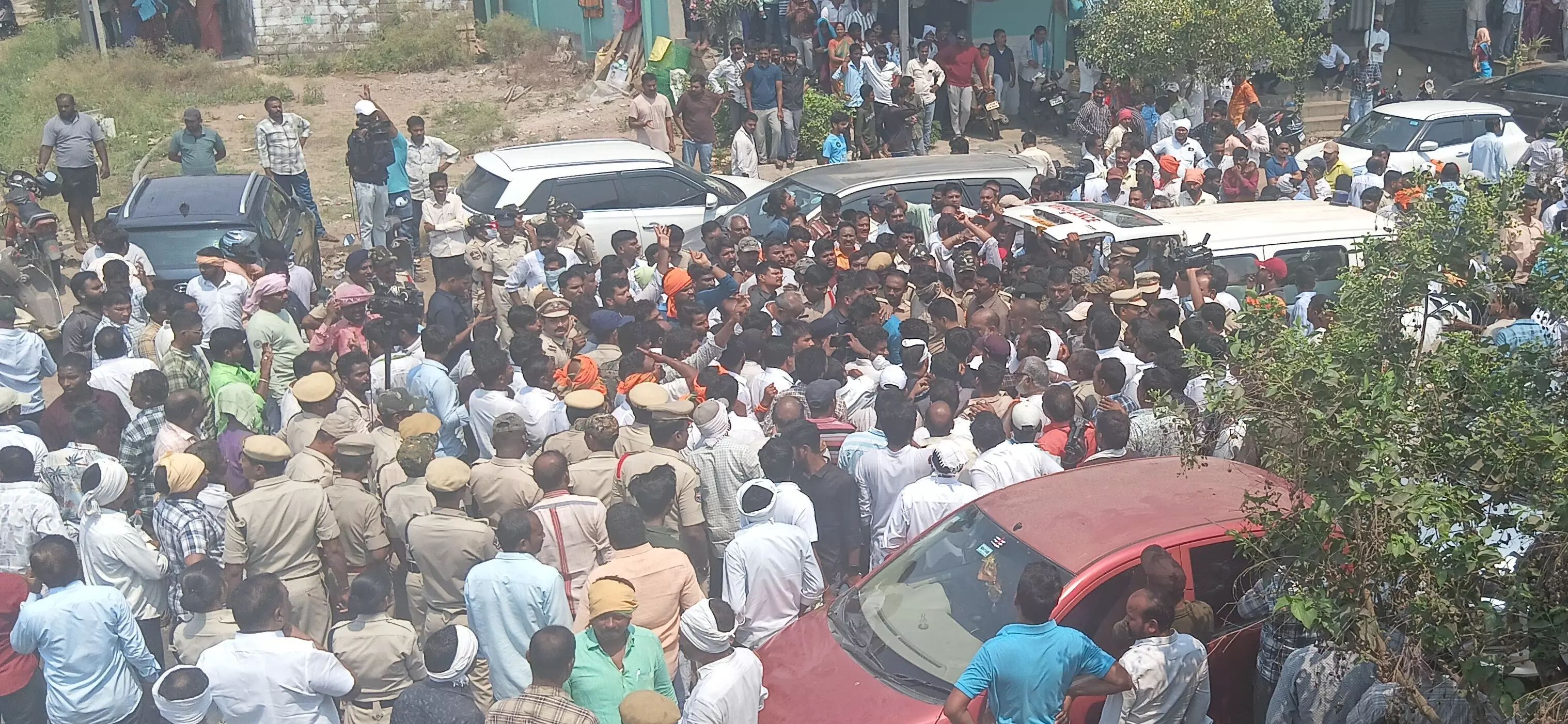 Standoffs, Clashes With Police Mar TGSRTC Driver’s Funeral in Narsampet Standoffs, Clashes With Police Mar TGSRTC Driver’s Funeral in Narsampet