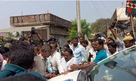 Tension Grips Narsampet as RTC Driver’s Death Sparks Protest, Ex-MLA Detained Tension Grips Narsampet as RTC Driver’s Death Sparks Protest, Ex-MLA Detained