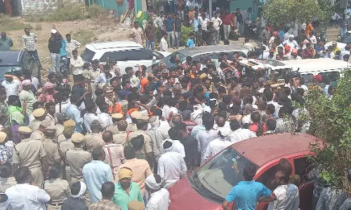 Standoffs, Clashes With Police Mar TGSRTC Driver’s Funeral in Narsampet Standoffs, Clashes With Police Mar TGSRTC Driver’s Funeral in Narsampet