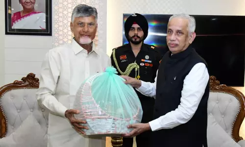 Naidu Meets Guv After Recovery from Minor Illness Naidu Meets Guv After Recovery from Minor Illness