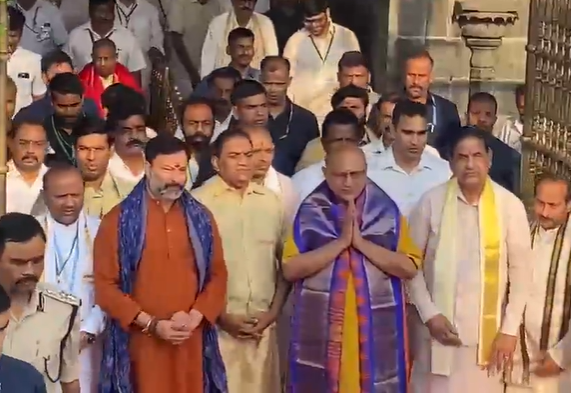 Vice-President Radhakrishnan Offers Prayers At Tirumala, Tiruchanoor