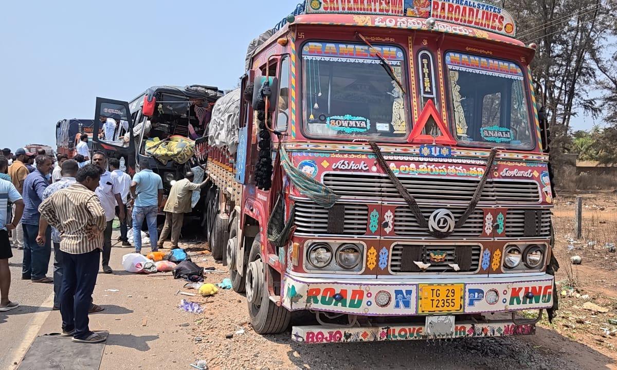 Speeding Bus Rams Parked Tanker, Lorry, 3 Die Near Kundapur