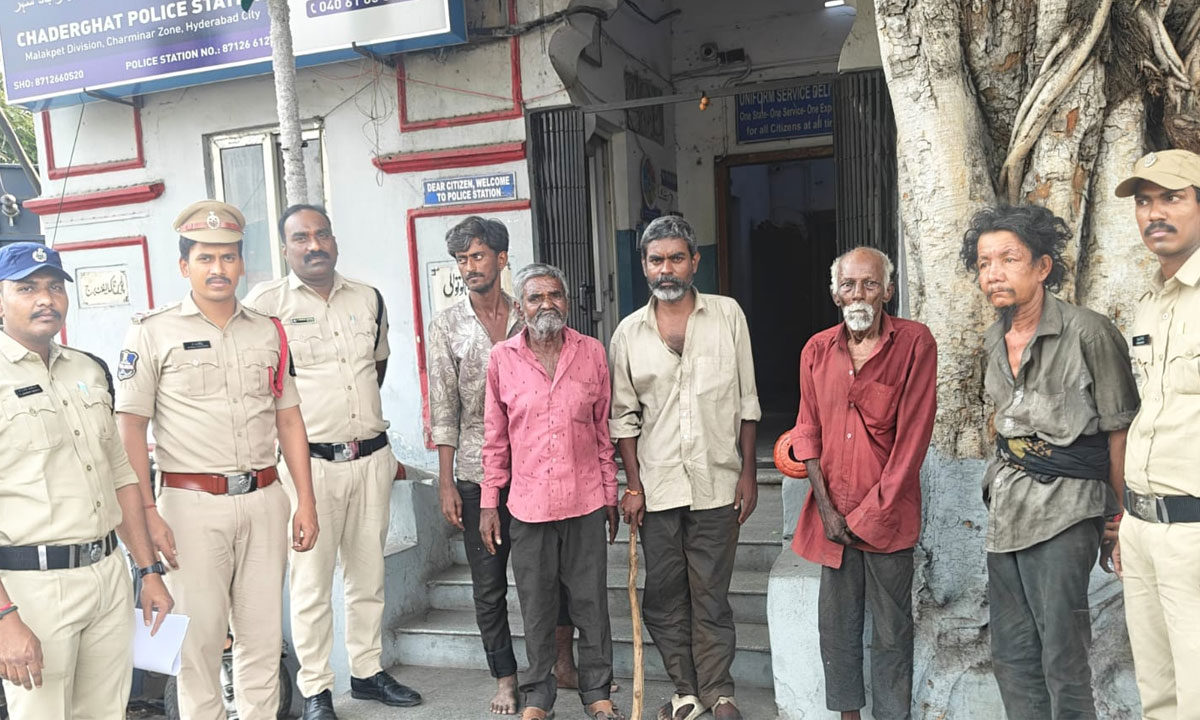 Cops Shift 5 Men Living on Pavement