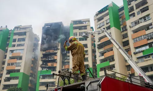 UP: Fire Breaks Out in Ghaziabad High-Rise; Several Residents Rescued UP: Fire Breaks Out in Ghaziabad High-Rise; Several Residents Rescued