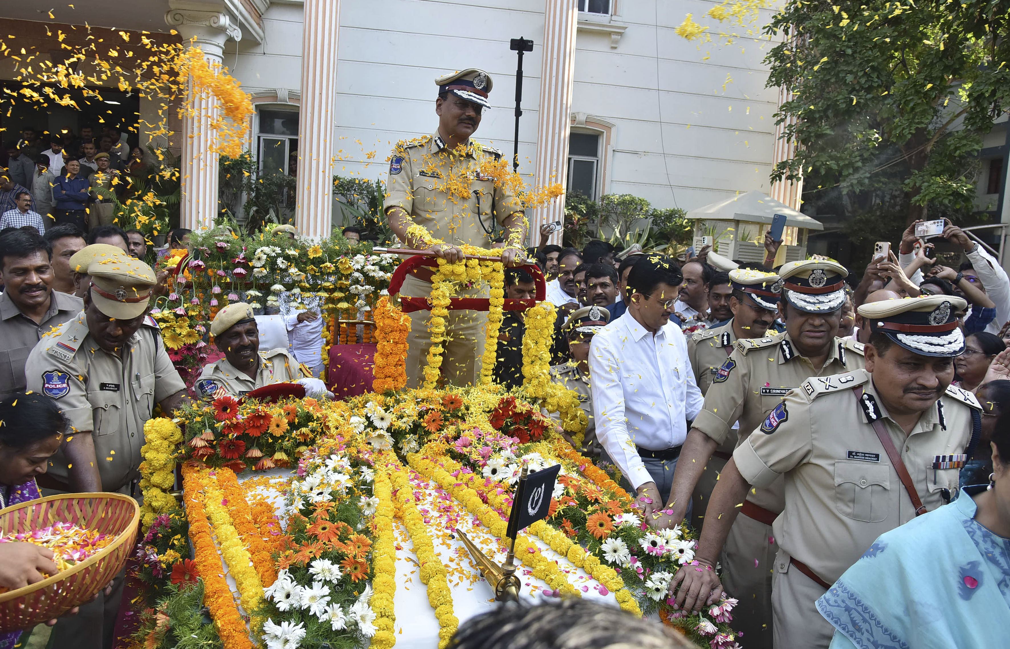 Telangana DGP B. Shivadhar Reddy Given Ceremonial Farewell On Retirement
