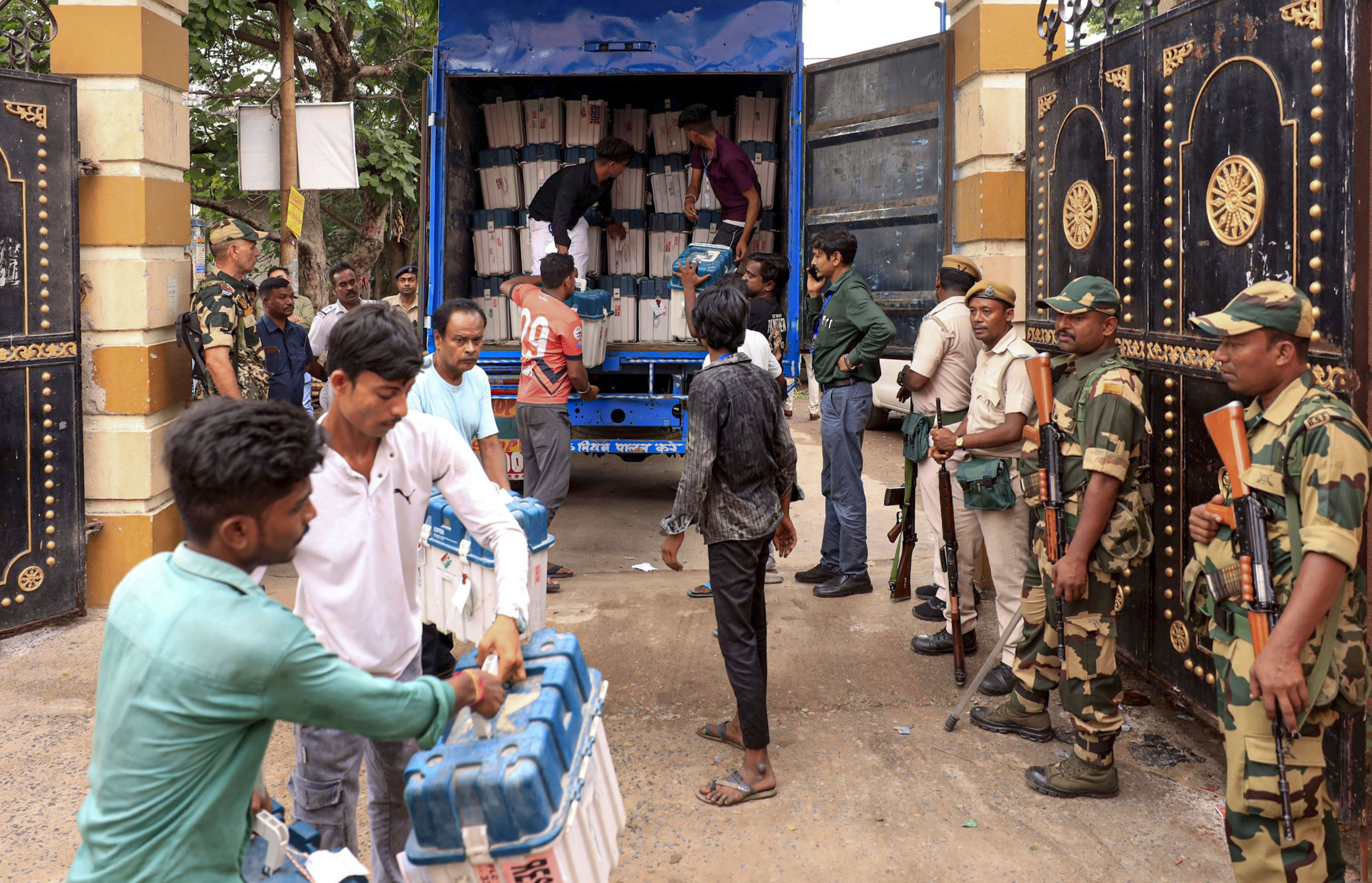 High Drama Over EVMs in West Bengal