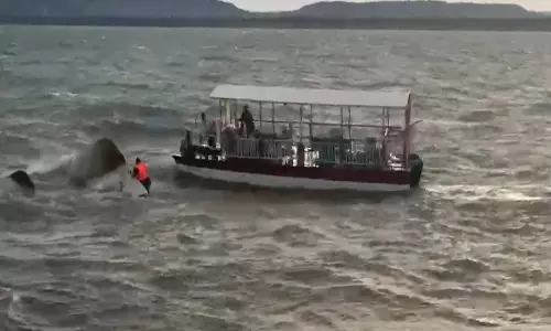 MP: 4 Killed, 10 Others Missing As Cruise Boat Capsizes In Reservoir MP: 4 Killed, 10 Others Missing As Cruise Boat Capsizes In Reservoir