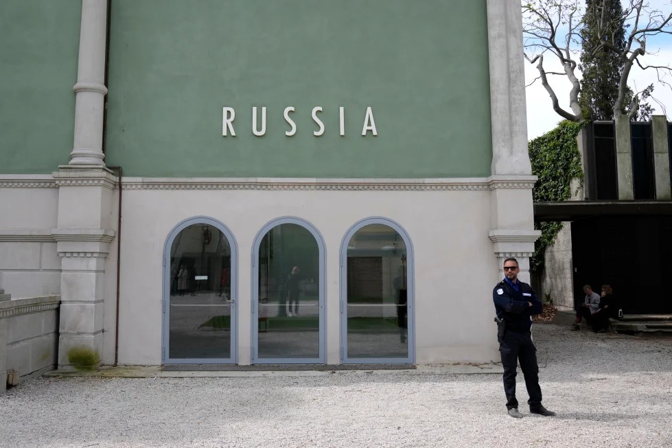 Venice Biennale Jury Resigns Amid Tensions Over Awards Ban, Russian Participation