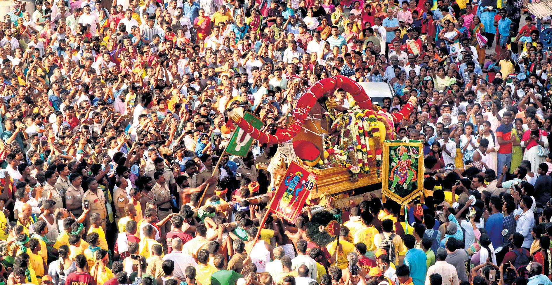 Madurai Chithirai Festival: Lord Kallazhagar Enters Vaigai River
