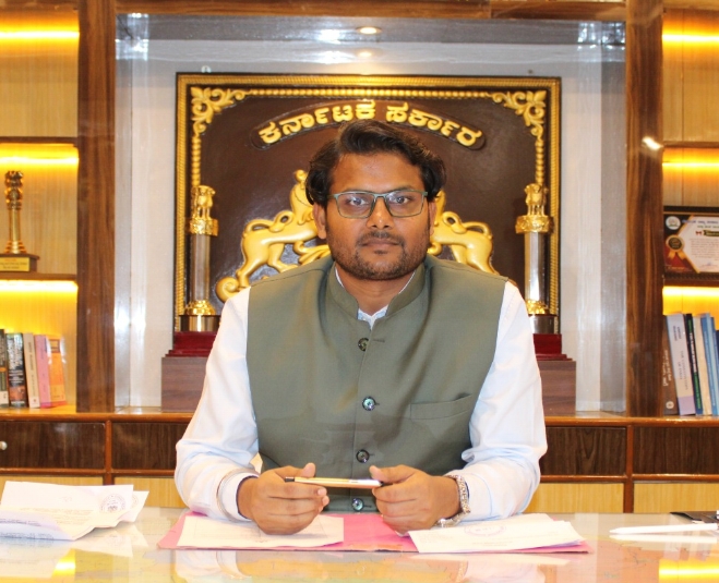 Raichur ZP CEO Leads By Example, Chooses Govt Hospital For Wife's Delivery