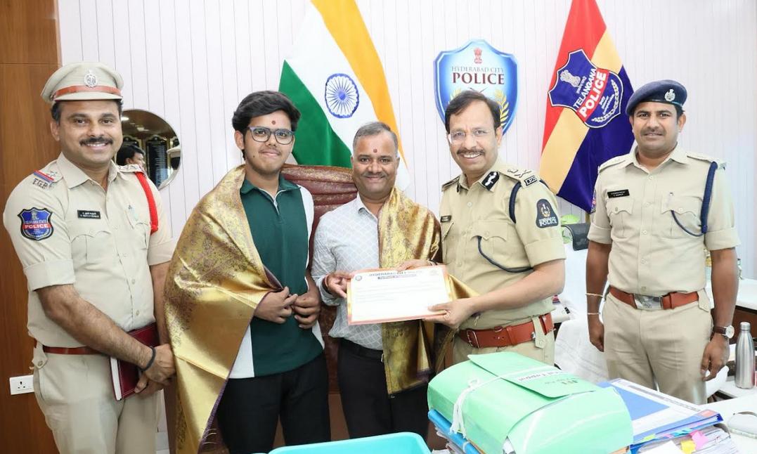 VC Sajjanar Felicitates Ashok and Naman Tiwari for Exposing Gas Cylinder Theft Racket