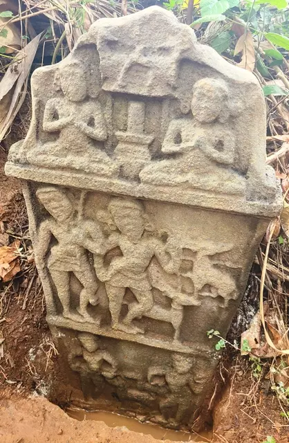 Udupi: Unique Hero Stone Depicting Deer Hunt Found Udupi: Unique Hero Stone Depicting Deer Hunt Found
