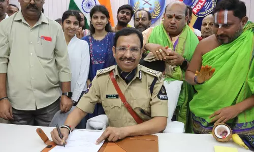 Don’t Halt Vehicles On ORR, Urges Sajjanar Don’t Halt Vehicles On ORR, Urges Sajjanar